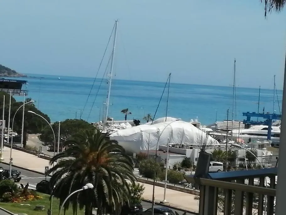 Joli Studio Bord De Mer, Clim, Balcon, Parking Prive Menton 0*,  France
