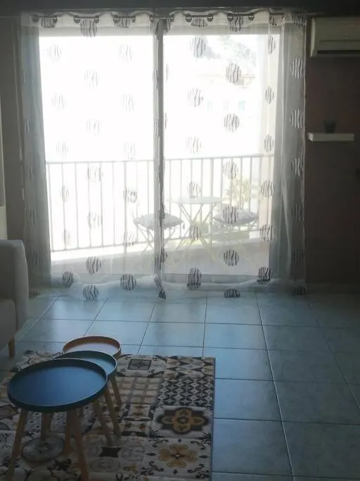 Joli Studio Bord De Mer, Clim, Balcon, Parking Prive Menton 0*,  France