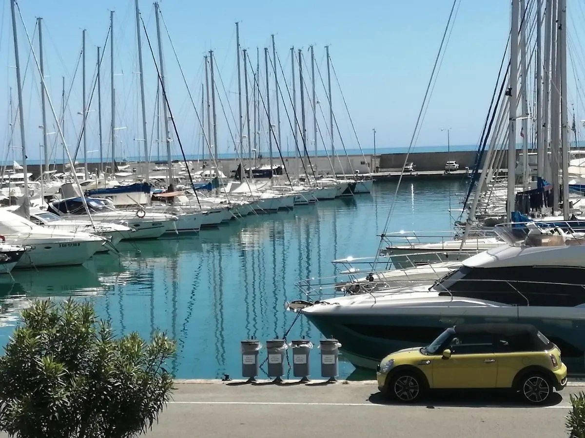 Joli Studio Bord De Mer, Clim, Balcon, Parking Prive Menton France